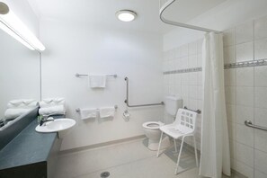 淋浴/盆浴组合、免费洗浴用品、吹风机、毛巾