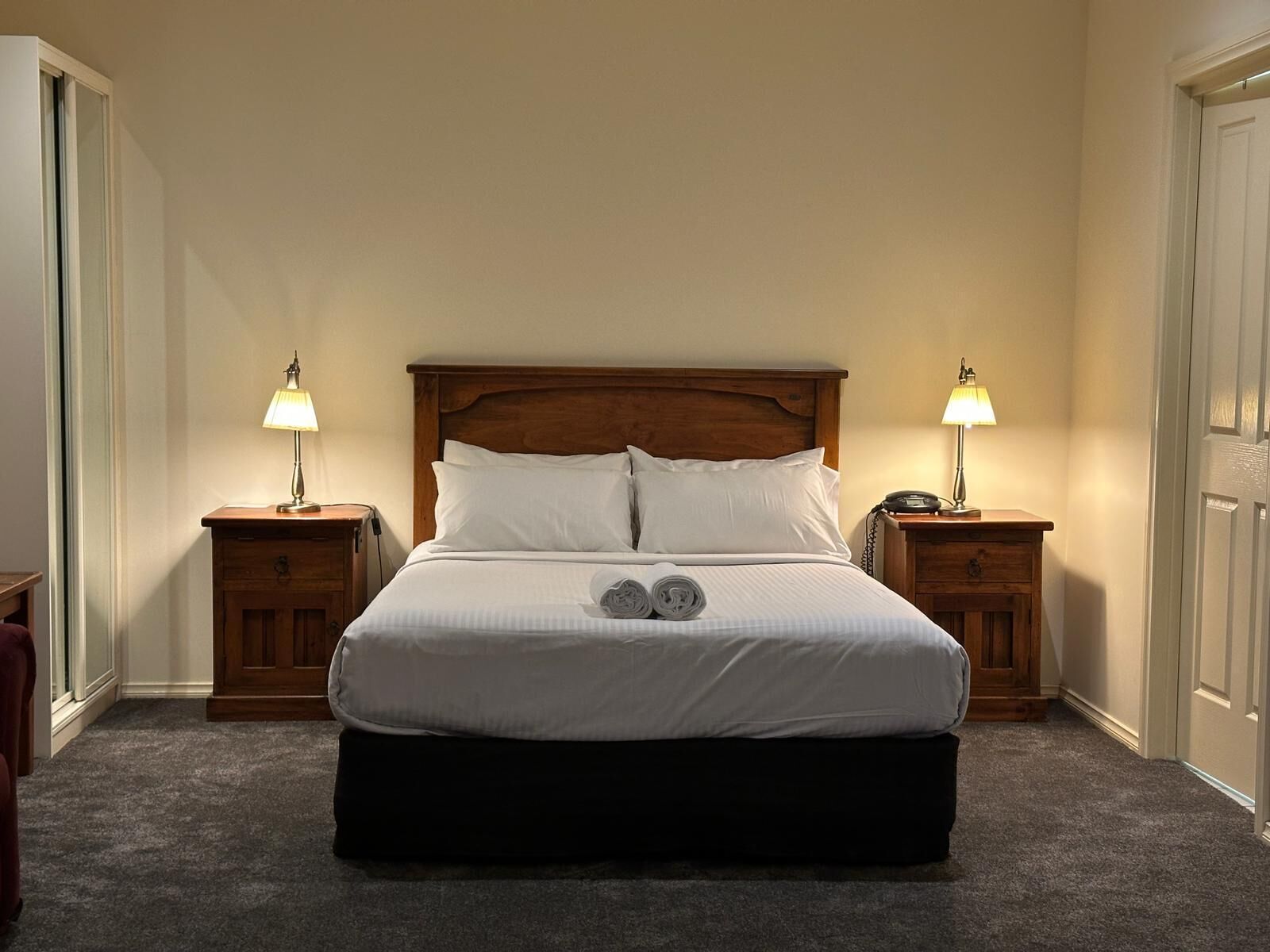 Minibar, escritorio y sistema de insonorización 