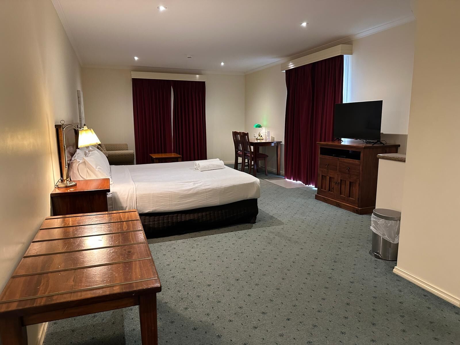 Minibar, escritorio y sistema de insonorización 