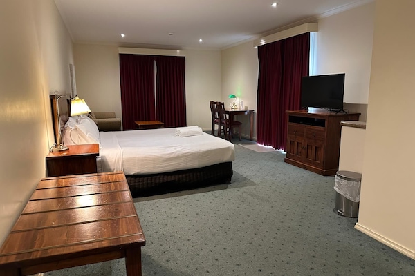 Minibar, desk, soundproofing, iron/ironing board