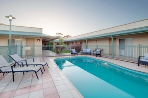 Outdoor pool, sun loungers - Crystal INN (Bendigo)