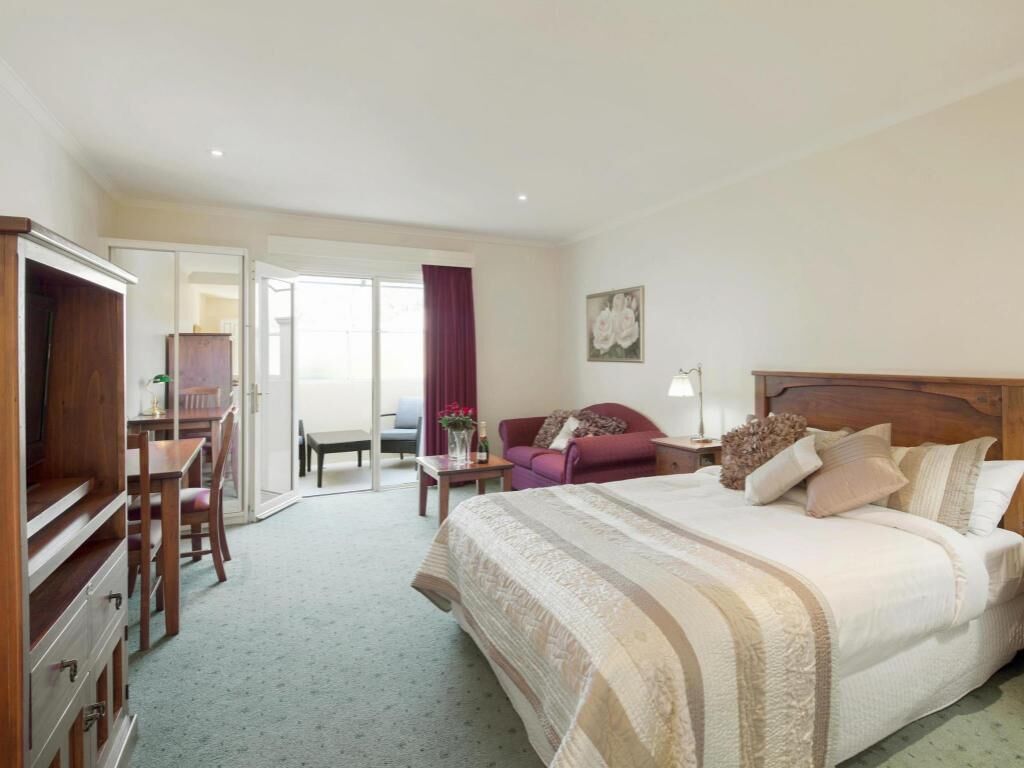 ميني بار ومكتب وتجهيزات عازلة للصوت ومكواة/لوح كي