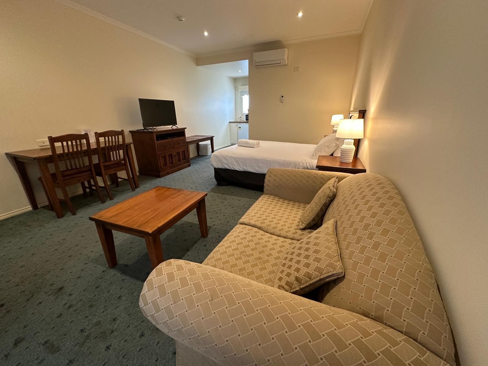 Minibar, escritorio y sistema de insonorización 