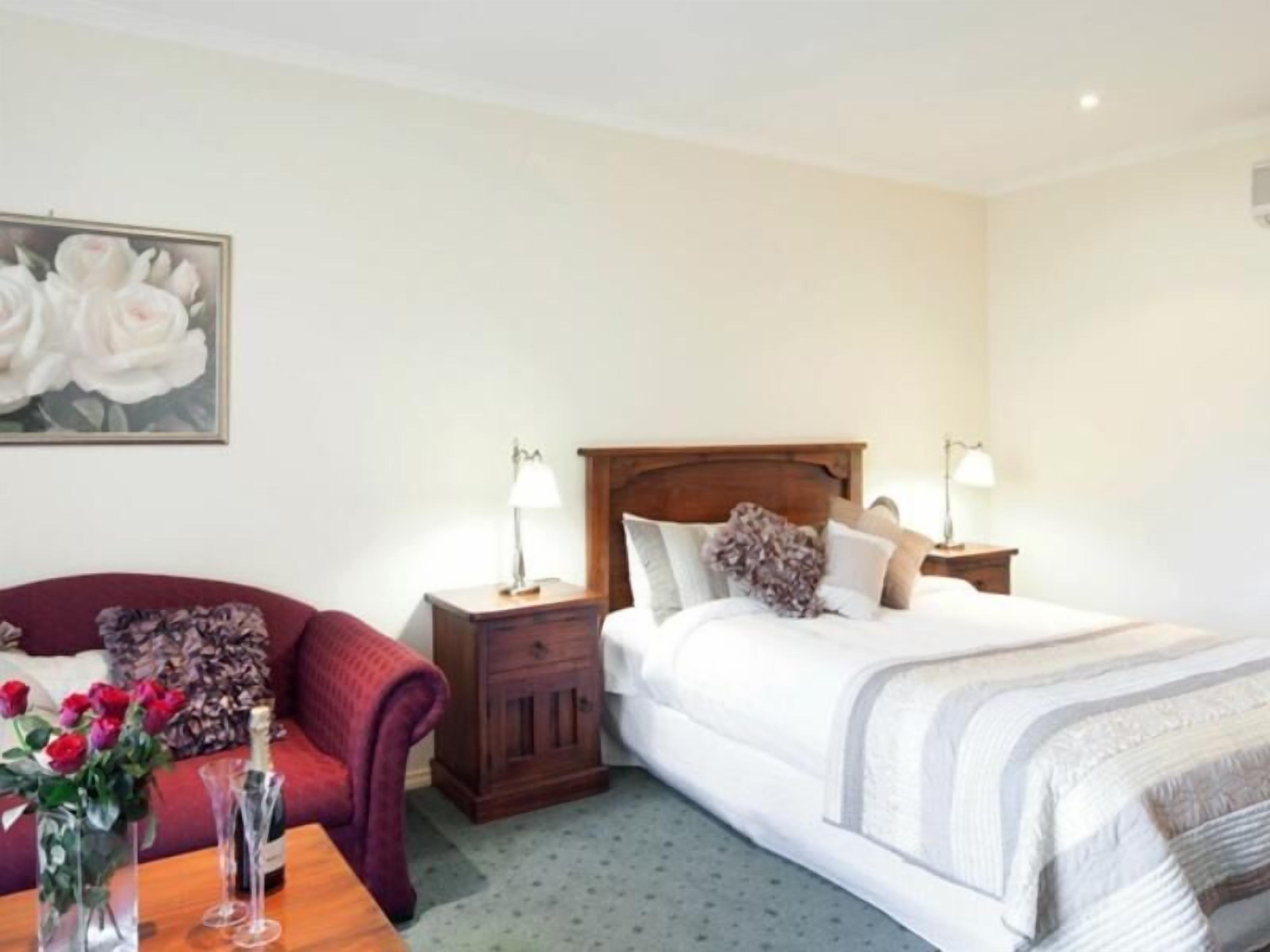 ميني بار ومكتب وتجهيزات عازلة للصوت ومكواة/لوح كي