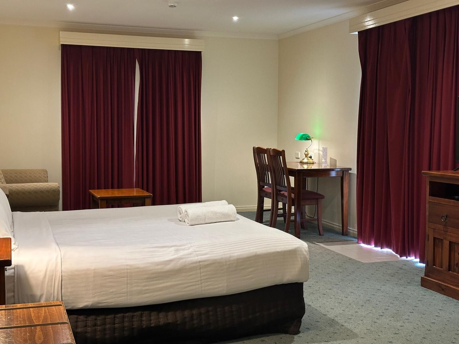 Minibar, escritorio y sistema de insonorización 