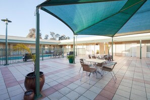 Outdoor dining - Crystal INN (Bendigo)