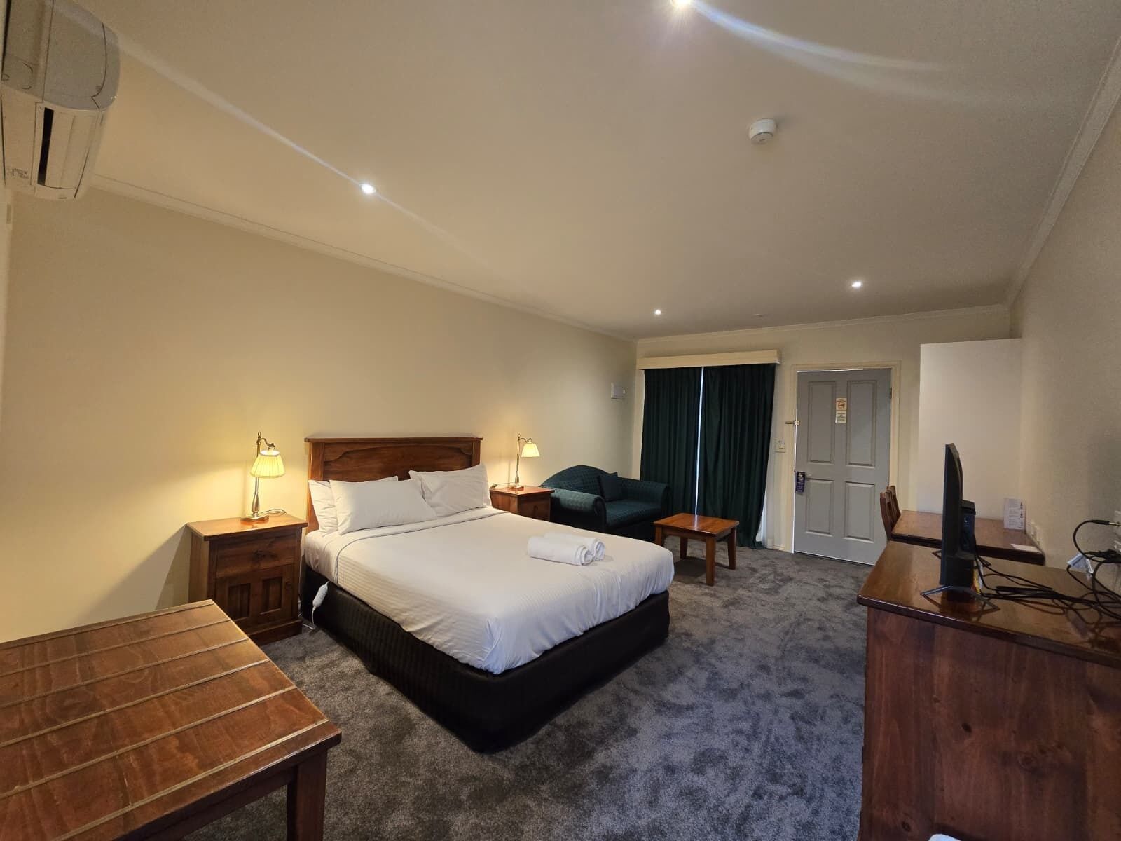 Minibar, escritorio y sistema de insonorización 