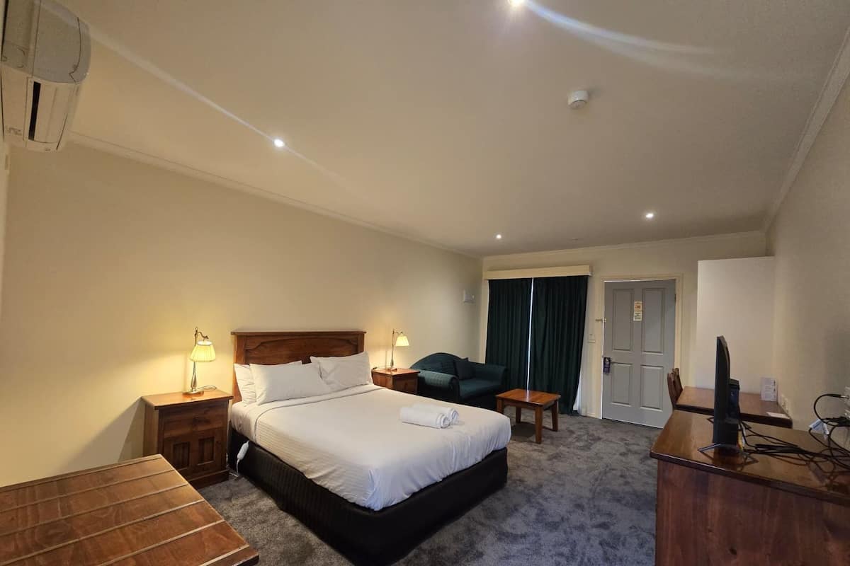 Deluxe Accessible Queen | Minibar, desk, soundproofing, iron/ironing board