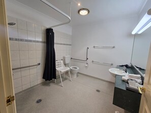Habitación Deluxe | Baño | Tina con regadera, amenidades de baño gratuitas, secadora de cabello 