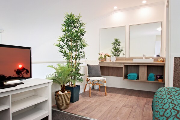 Executive Suite, 1 Queen Bed | Bathroom - Merimbula Sea Spray Motel (Merimbula)