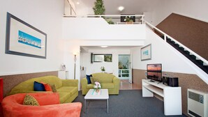 Executive Suite, 1 Queen Bed | Premium bedding, desk, laptop workspace, iron/ironing board - Merimbula Sea Spray Motel (Merimbula)