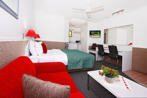 スタンダード ルーム | 高級寝具、デスク、ノートパソコン用作業スペース、アイロン / アイロン台