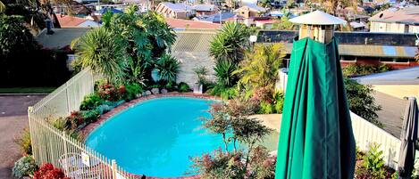Piscine couverte, piscine extérieure, parasols de plage, chaises longues