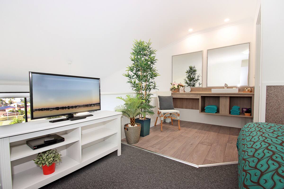 Executive Suite, 1 Queen Bed | Bathroom | Free toiletries, hair dryer, towels
