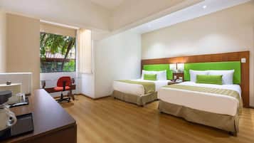 Habitación, 2 camas dobles, no fumadores | 1 dormitorio, ropa de cama de alta calidad, caja fuerte y escritorio