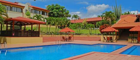 Piscine extérieure, chaises longues