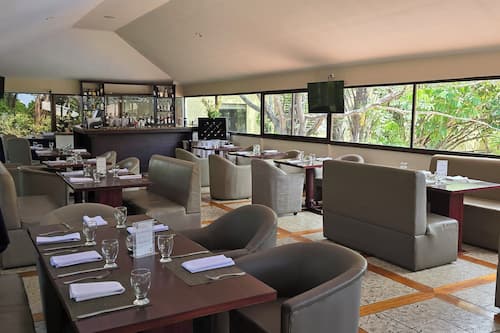 Petit déjeuner, déjeuner et dîner servis sur place, vue sur la piscine