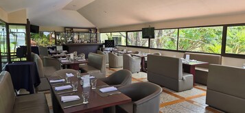 供应早餐、午餐和晚餐，无国界融合菜，泳池景观