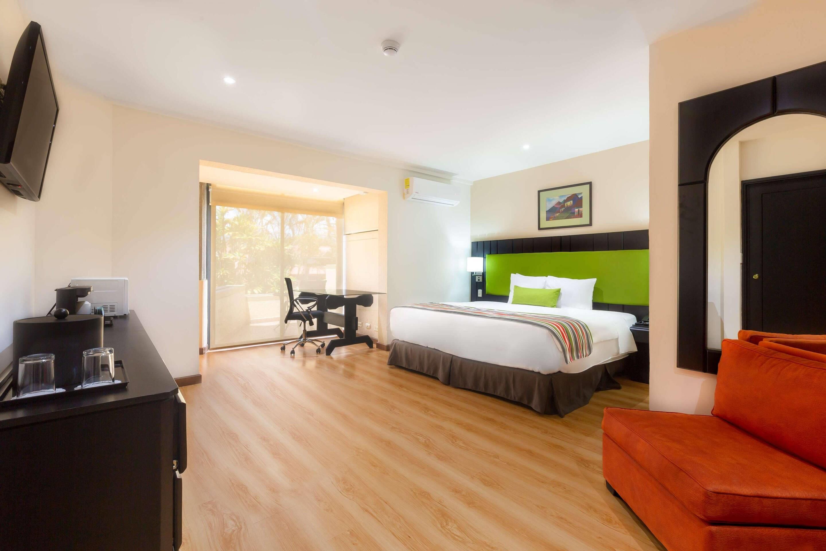 room, 1 king bed, non smoking | 1 bedroom, premium bedding, in-room safe, desk