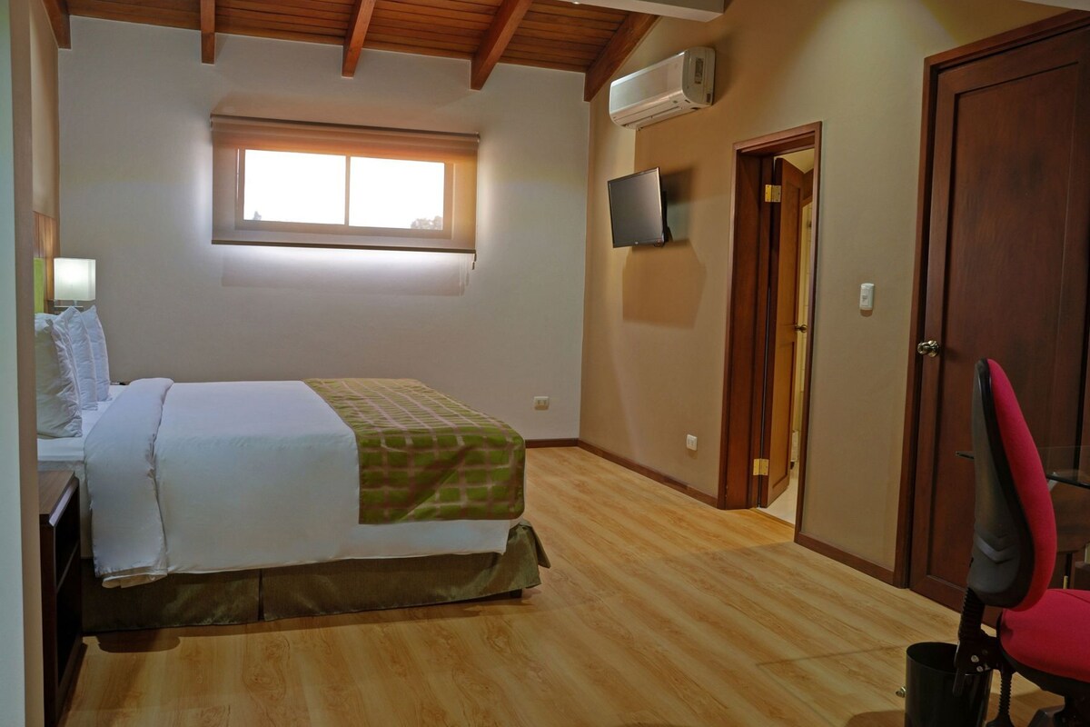 Premium bedding, in-room safe, desk, laptop workspace