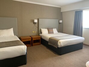 In-room safe, desk, laptop workspace, blackout curtains - Savera Hotel South Ruislip (Ruislip)
