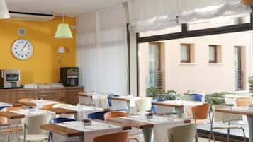 Colazione a buffet, servita tutte le mattine (8 EUR a persona)