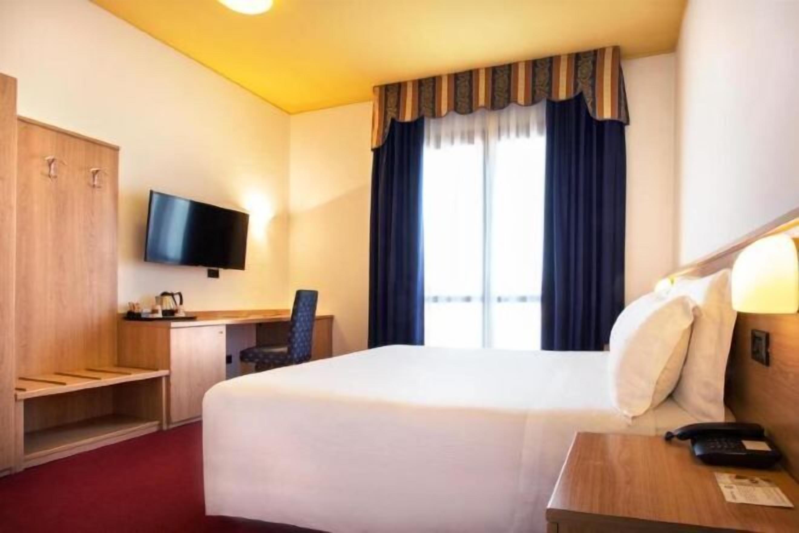 Chăn bông, minibar, két bảo mật tại phòng, bàn 