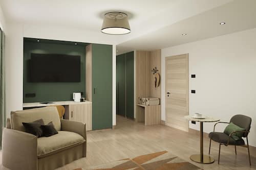 Cobrellits, minibar, caixa forta a l'habitació i escriptori