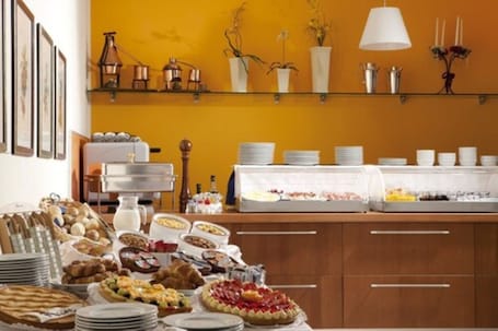 Se ofrece un desayuno bufé (8 EUR por persona). Best Western Titian Inn Hotel Venice Airport
