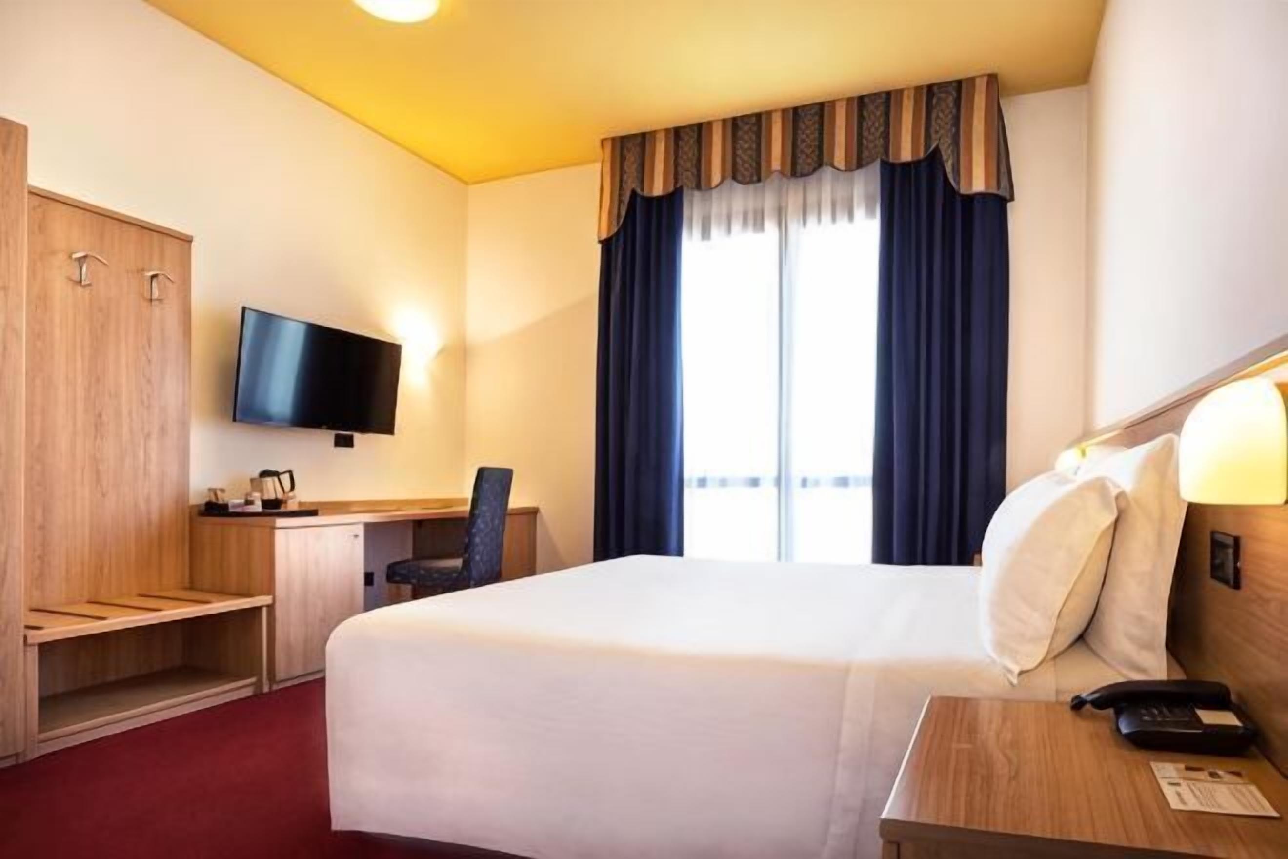 Selimut bulu angsa, minibar, brankas, dan meja kerja