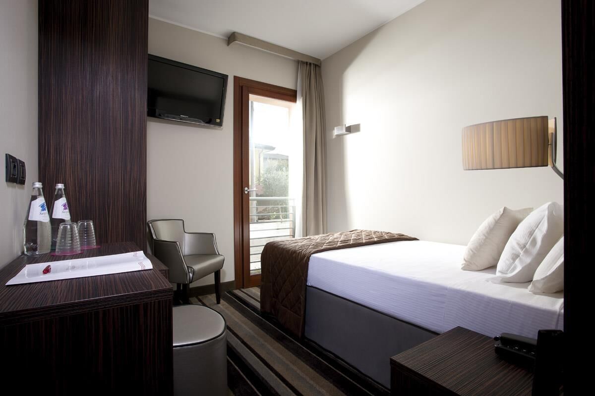 Selimut bulu angsa, minibar, brankas, dan meja kerja