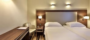 Habitació superior, 1 llit de matrimoni gran, no fumadors | Cobrellits, minibar, caixa forta a l'habitació i escriptori
