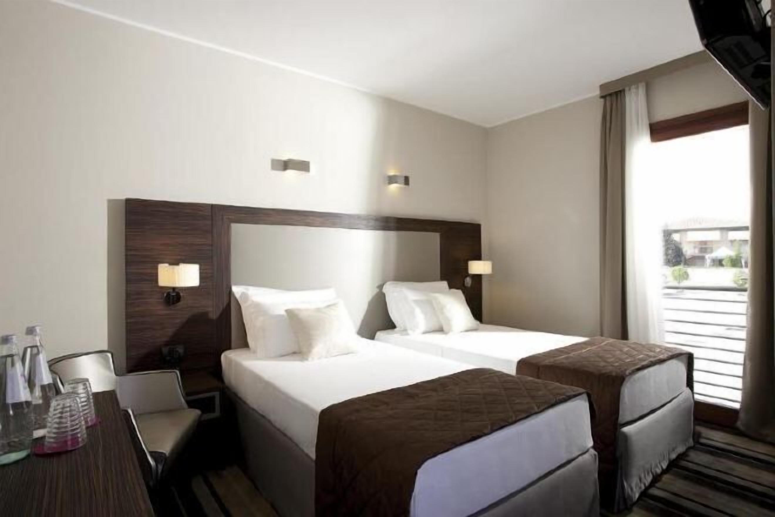 Chăn bông, minibar, két bảo mật tại phòng, bàn 