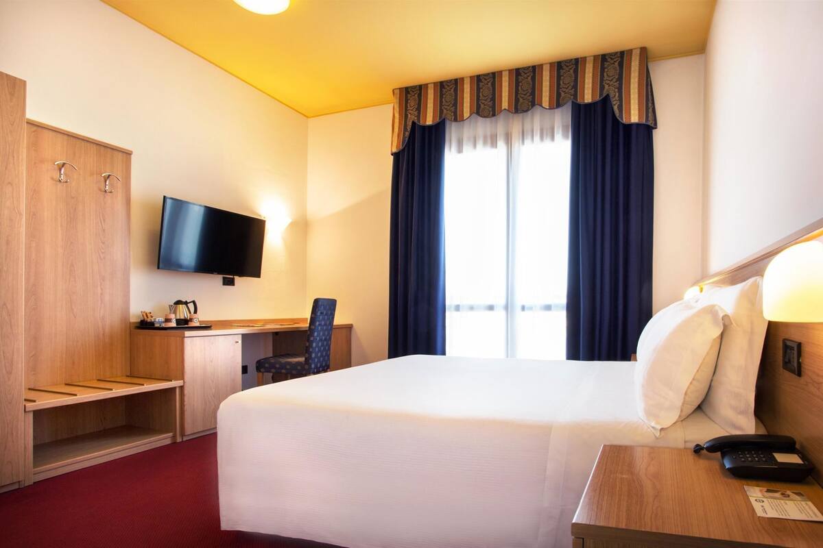 Down comforters, minibar, in-room safe, desk