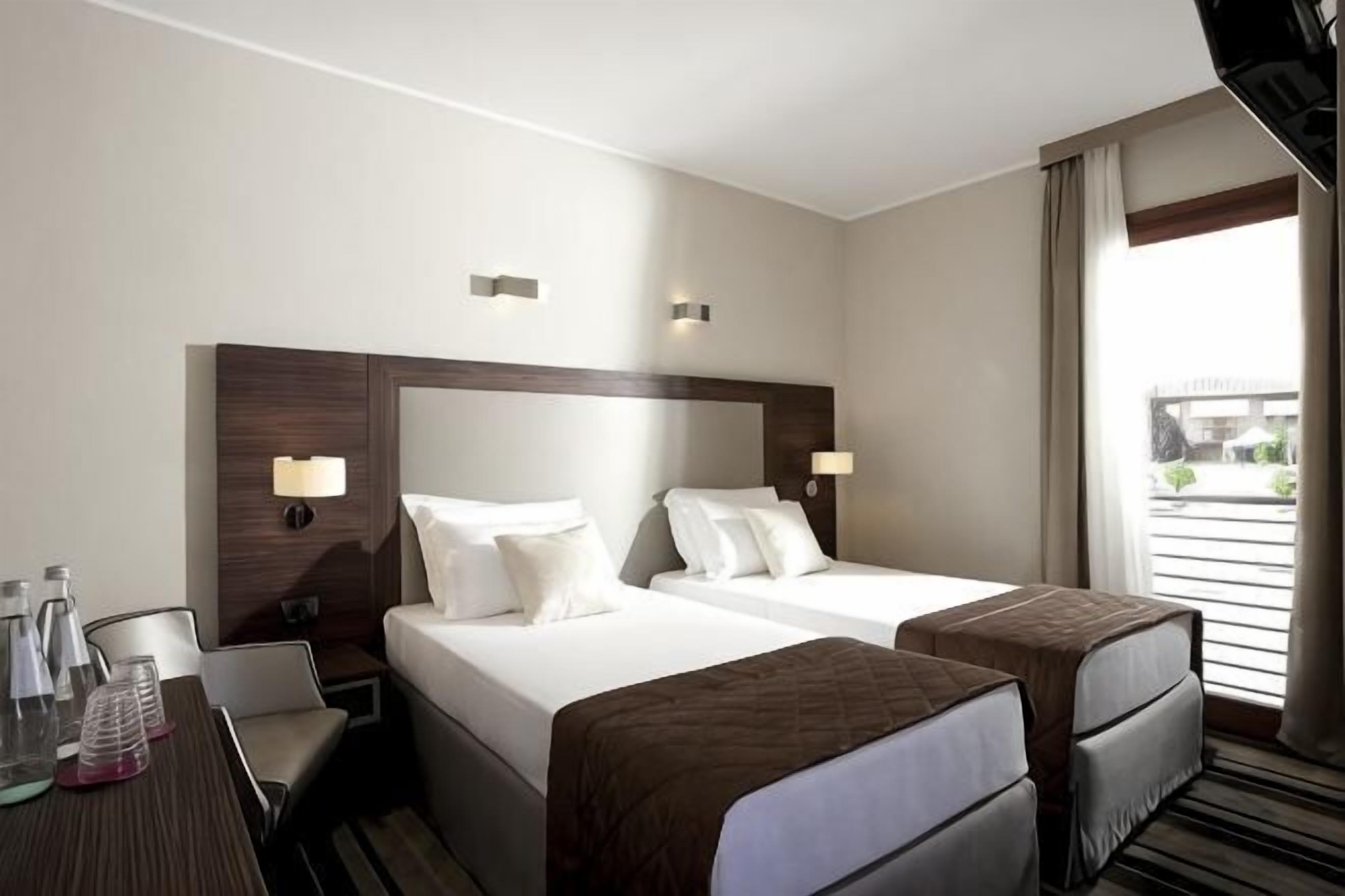 Selimut bulu angsa, minibar, brankas, dan meja kerja