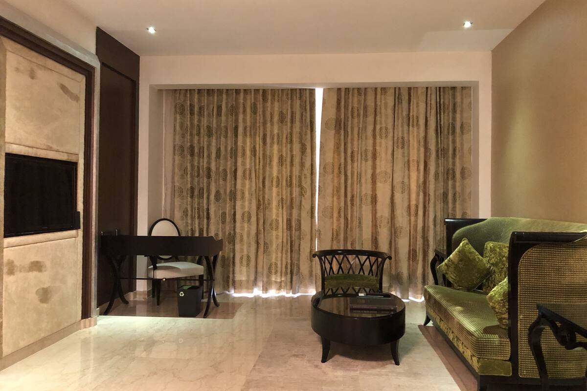 suite, 1 king bed, non smoking | 1 bedroom, premium bedding, down duvets, memory-foam beds