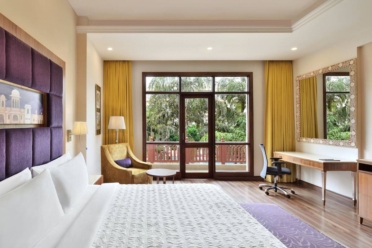 premium room, 1 king bed, non smoking | 1 bedroom, premium bedding, down duvets, memory-foam beds