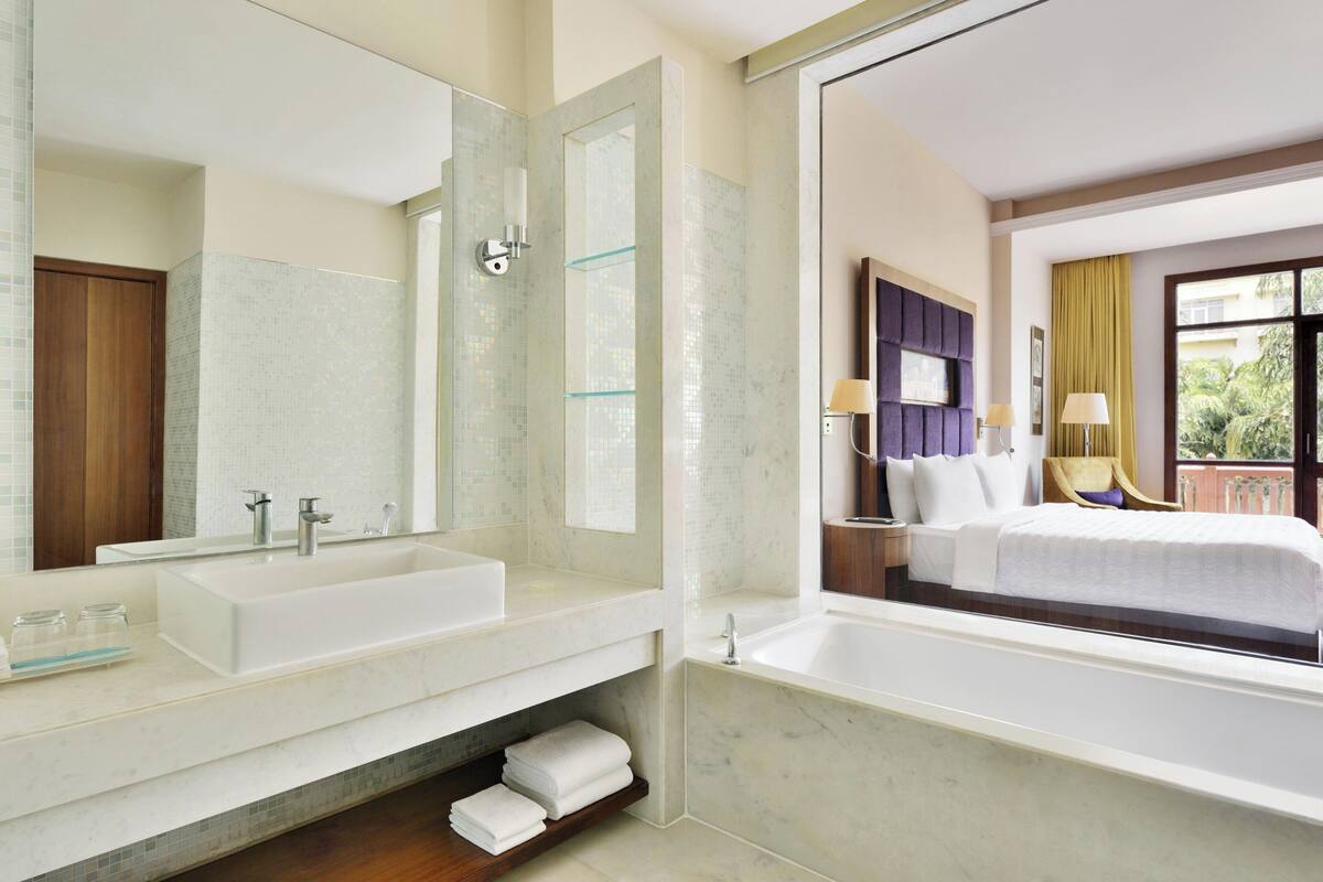 room, 1 king bed, non smoking | bathroom | shower, rainfall showerhead, designer toiletries, hair dryer