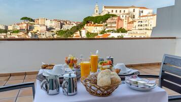 Superior Double Room, Balcony | In-room dining