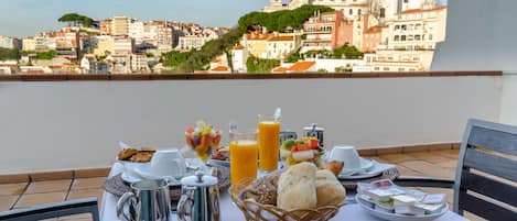 Superior tweepersoonskamer, balkon | Dineren op de kamer