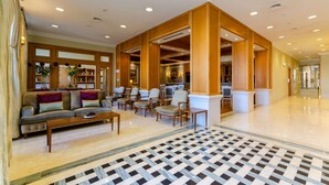 A spacious lobby with a checkered floor, a sofa, armchairs, and a coffee table. - Olissippo Castelo (Lisbon)