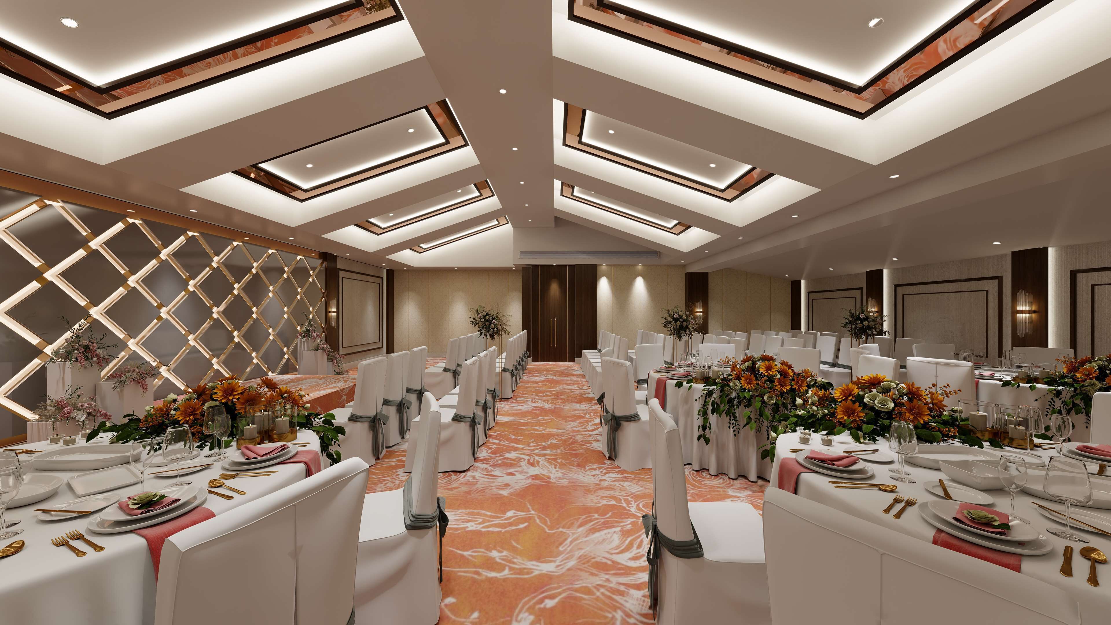 Un salón de banquetes con asientos escalonados, un pasillo central y una decoración floral.