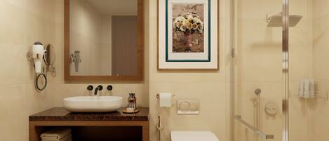 Une salle de bain moderne équipée d’un lavabo, d’un miroir, de toilettes et d’une douche.