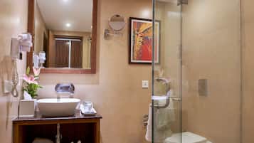 Shower, rainfall showerhead, free toiletries, hair dryer