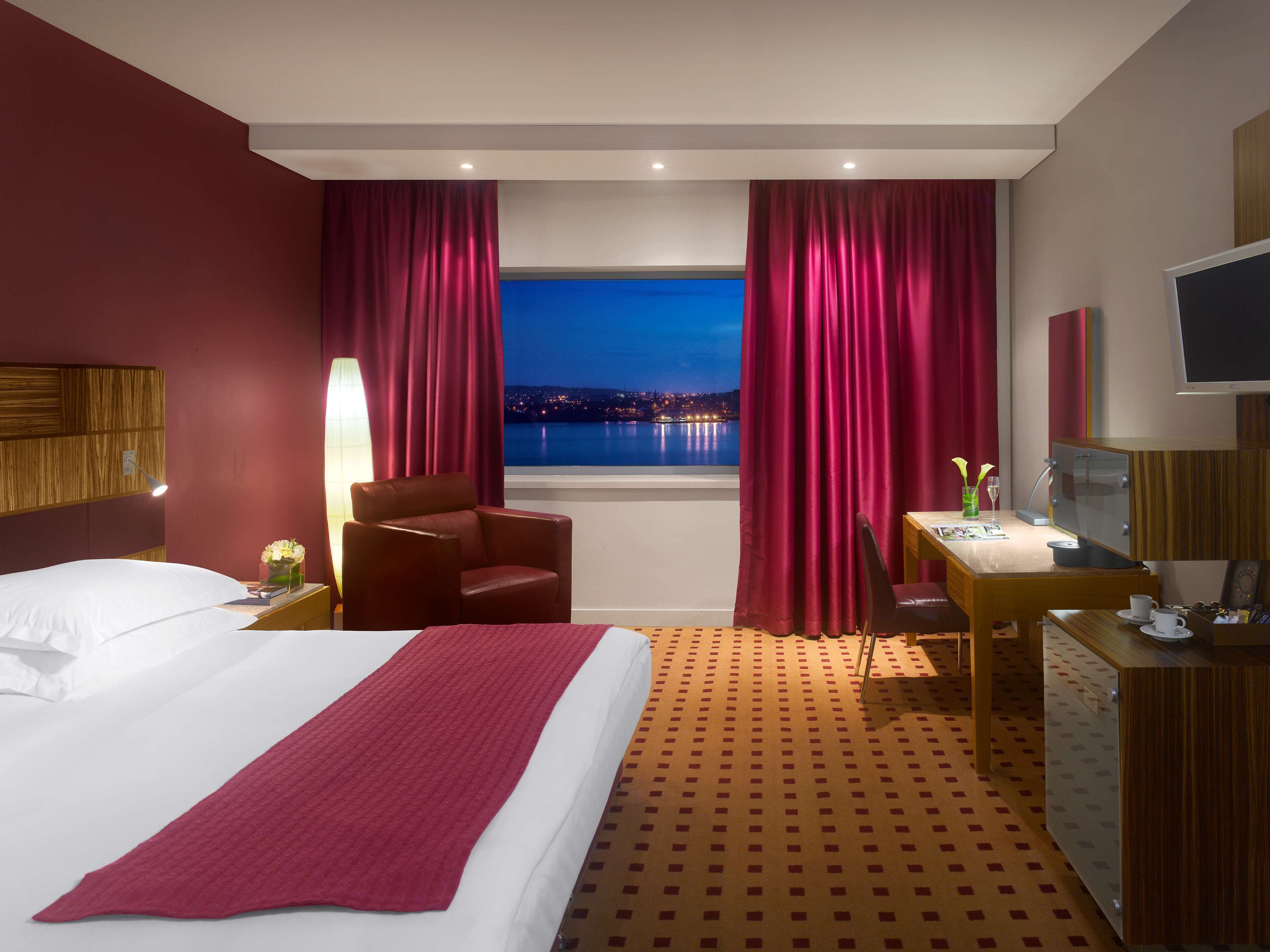 Hypo-allergenic bedding, in-room safe, desk, blackout curtains