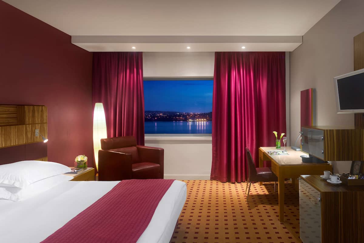 Hypo-allergenic bedding, in-room safe, desk, blackout curtains