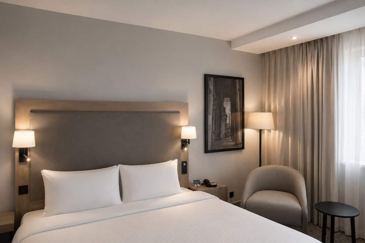 Hypo-allergenic bedding available, in-room safe, desk, blackout drapes
