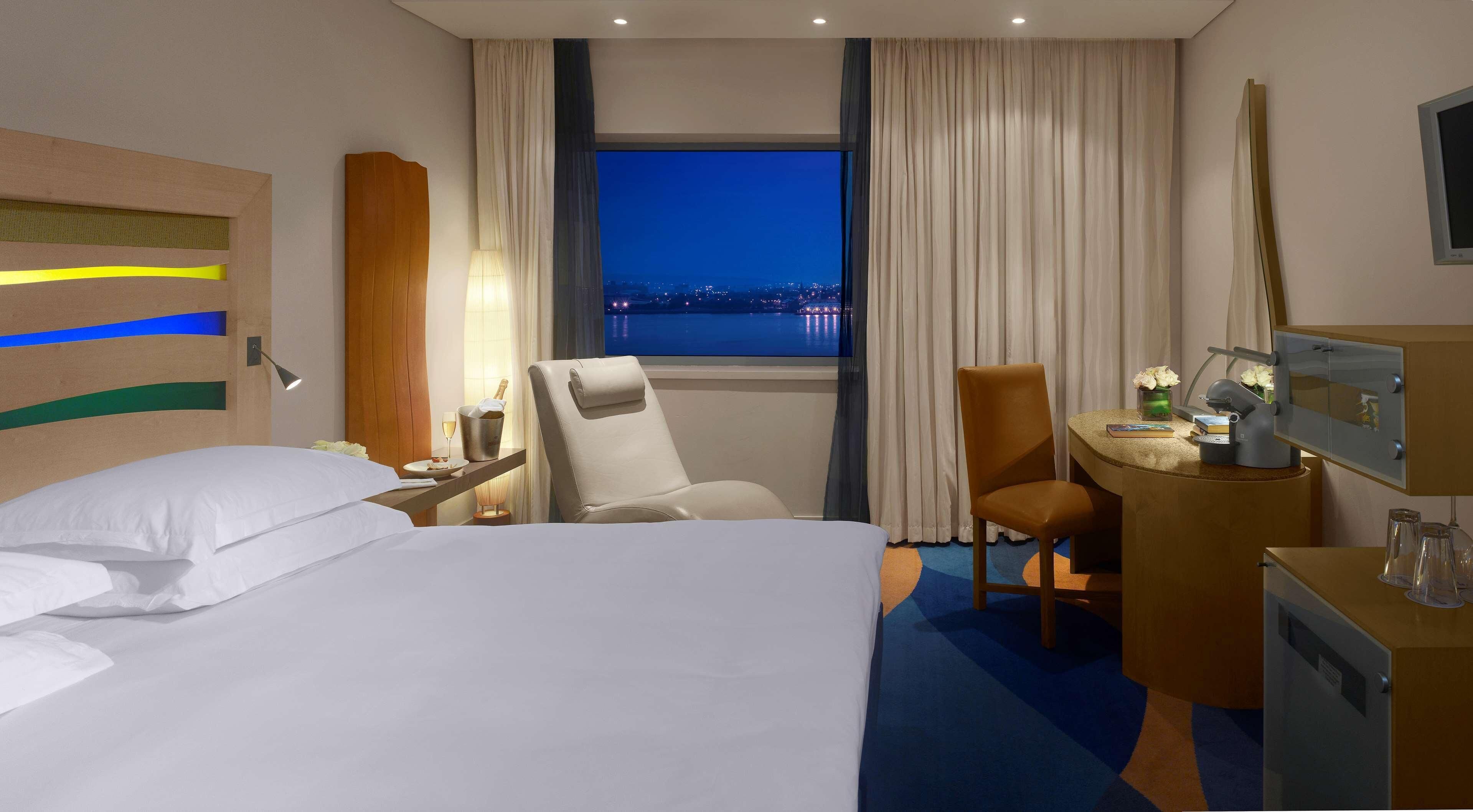 Hypo-allergenic bedding, in-room safe, desk, blackout curtains
