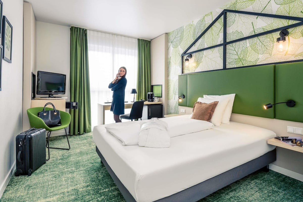 Literie hypoallergénique, coffres-forts dans les chambres