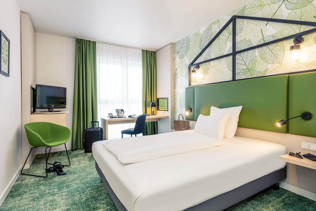 Standard Room, 1 Queen Bed | Hypo-allergenic bedding, in-room safe, desk, laptop workspace